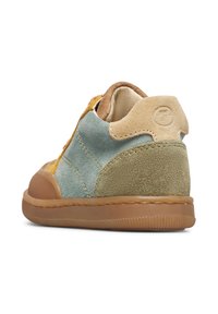 Sneakers in suede giallo, blu e verde con suola in gomma beige. Punta arrotondata, tallone a contrasto, colletto imbottito e dettaglio logo sottile.