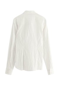 Hvid langærmet skjorte med et struktureret, bølget design, spids krave og knapmanchetter. Klassisk pasform og letvægtsmateriale.