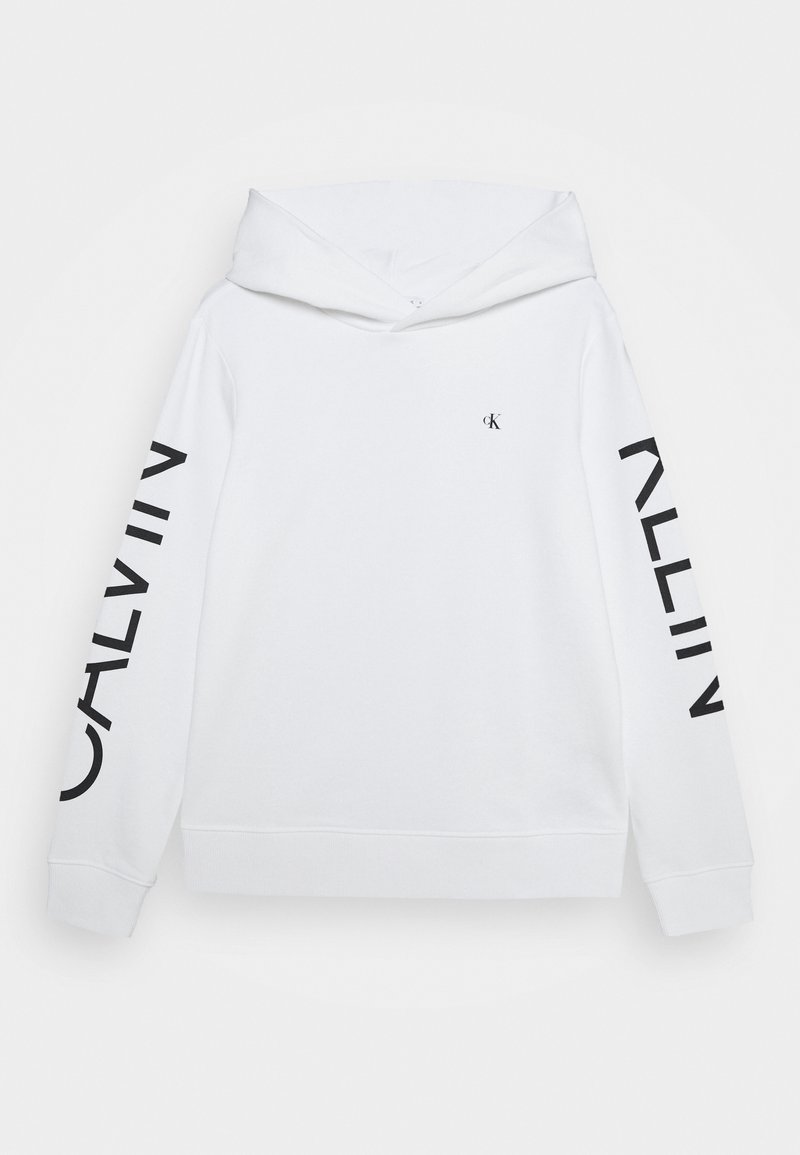 Vit huvtröja med ribbade ärmslut. Har en svart logotyp på bröstet och fet svart text "CALVIN" längs en ärm.