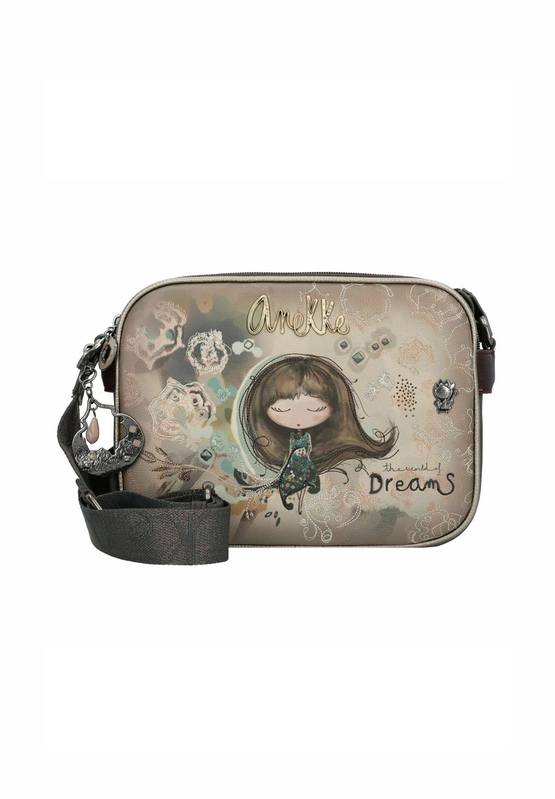 Bolso bandolera con un diseño impreso de una chica con cabello castaño, colores pasteles y acentos dorados. Incluye una correa texturada y un charm decorativo.