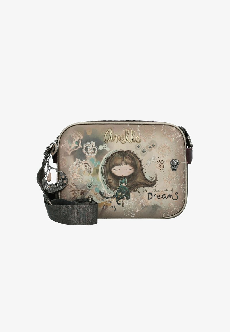 Borsa a tracolla con un design stampato di una ragazza con capelli castani, colori pastello e dettagli dorati. Include una tracolla texturizzata e un charm decorativo.