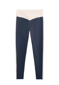 Leggins visokog struka s tamnoplavim tijelom i bijelim bočnim panelima. Izrađeni od rastezljivog materijala s glatkom teksturom, prikladni za aktivno nošenje.