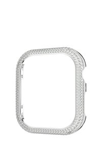 Funda de teléfono en tono plateado con forma cuadrada, adornada con una fila de cristales transparentes alrededor de los bordes, textura suave y lados abiertos.