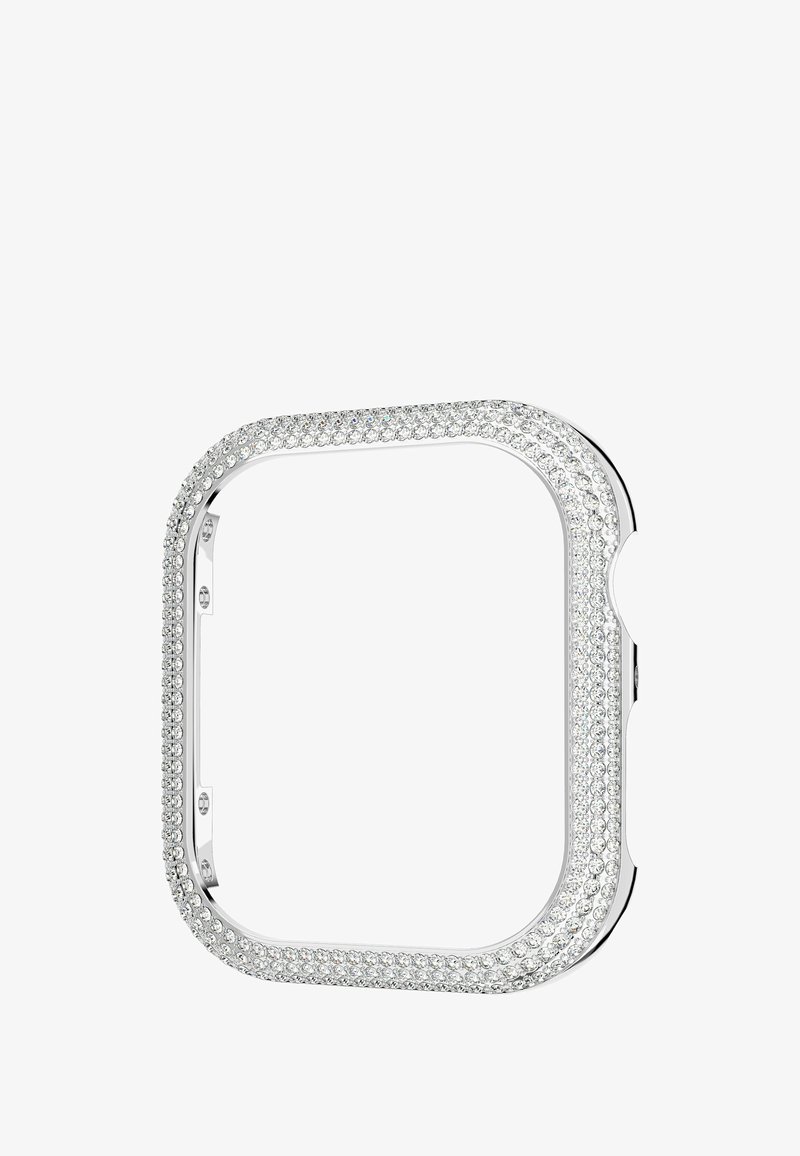 Funda de teléfono en tono plateado con forma cuadrada, adornada con una fila de cristales transparentes alrededor de los bordes, textura suave y lados abiertos.