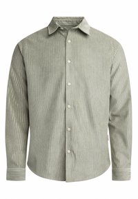 Camisa de pana verde con rayas verticales, con botones en el frente, cuello puntiagudo y mangas largas. Presenta un dobladillo curvado y una textura sutil.