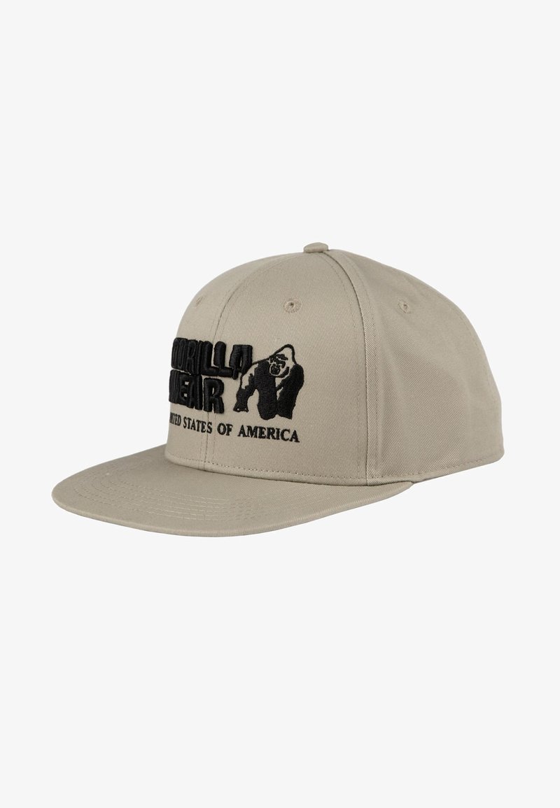 Beige snapback pet met een platte klep. Voorzien van het zwarte geborduurde 'GORILLA WEAR' logo en een gorillagrafiek, met de tekst 'UNITED STATES OF AMERICA'.