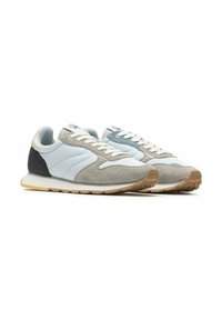 Zapatillas de running en azul claro y gris, con materiales de ante y malla, que presentan cordones blancos y una tapa de talón negra. Suela de goma con agarre texturizado.