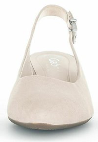 Scarpa slingback in suede beige con punta rotonda, cinturino alla caviglia regolabile e soletta imbottita. Suola piatta per il comfort.