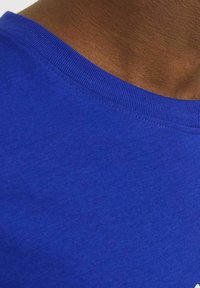 Jack & Jones PREMIUM GEDRUCKT RUNDHALS - Apdrukāts T-krekls - surf the web