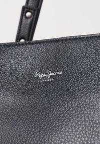 Juodas tekstūruotas odinis rankinukas su sidabriniu "Pepe Jeans London" logotipu, lygia danga ir tvirtu dirželiu.