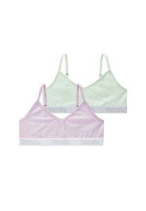 Zwei weiche Bralette-Oberteile aus Stoff mit verstellbaren Trägern, eines in Lavendel und eines in Hellgrün, jeweils mit einem weißen elastischen Band mit der Marke "Bench."
