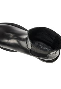 Zwarte leren enkelboot met ronde neus, een gladde afwerking, elastische zijkanten, een zacht binnenvoetje en een platte rubberen zool.