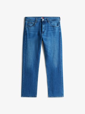 Blaue gerade Jeans mit Fronttaschen, Gürtelschlaufen und Knopfverschluss, flach auf einem weißen Hintergrund ausgelegt.