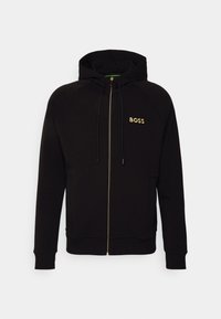 Svart zip-up hoodie av mjukt tyg. Har huva, framfickor och en guldig "BOSS"-logga på vänstra bröstet. Ribbstickade muddar och fåll.