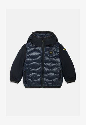 Námořnická puffer bunda s prošívaným designem, kapucí a černými rukávy. Obsahuje zipové kapsy a nášivku s logem na hrudi. Hladká textura.