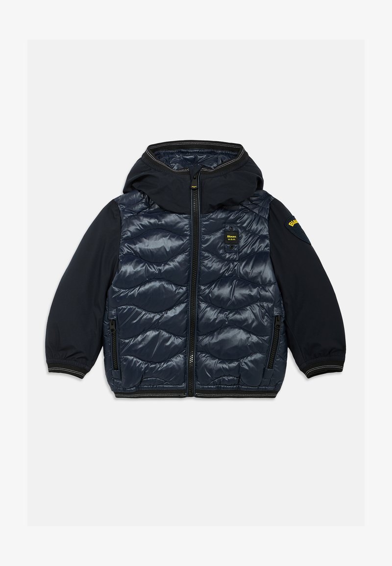 Chaqueta acolchada de color navy con diseño de rombos, capucha y mangas negras. Cuenta con bolsillos con cremallera y un parche de logo en el pecho. Textura suave.