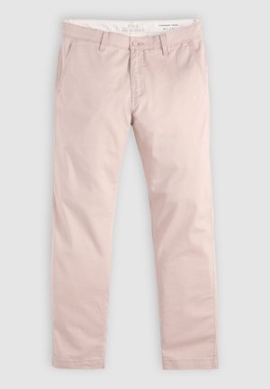 Lichtroze slim-fit broek met lussen voor een riem, knoopsluiting aan de voorkant, ritssluiting en schuine zijzakken, plat gelegd op een lichte achtergrond.