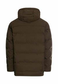Brun pufferjakke med hætte, der har vandret quiltede sektioner, en høj krave og et enkelt bagdesign. Ingen synlig hardware.