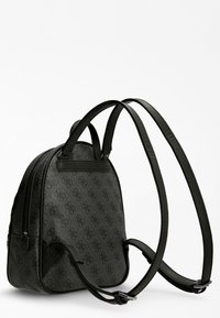 Sac à dos noir en simili cuir avec une surface texturée, une forme arrondie, une fermeture éclair et des bretelles réglables arborant un motif de logo subtil.
