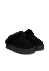 Pantofole in suede nero con un morbido risvolto in pelliccia nera, dotate di una suola spessa in gomma e dettagli cuciti lungo il bordo.