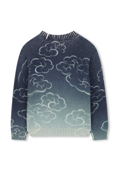 Blauwe gradient trui met wolkenpatroon, geribbelde halslijn en boorden. Zachte textuur met variërende tinten van donker naar lichtblauw.