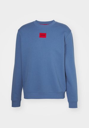 Felpa blu in misto cotone, con collo rotondo, polsini e orlo a coste. Include una toppa rettangolare rossa con il logo "HUGO".