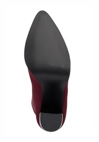 Zapato de tacón alto color granate con parte superior de tejido texturizado, punta puntiaguda y suela exterior negra lisa con estrías horizontales y detalles de goma.