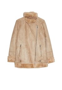 Giacca in finta shearling beige con colletto alto a fibbia, zip frontale inclinata, tasche laterali con cerniera e maniche con risvolto.