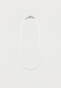 Μονή σειρά λευκού μαργαριταριού με ασημένιο κούμπωμα αστακού σε απλό λευκό φόντο.