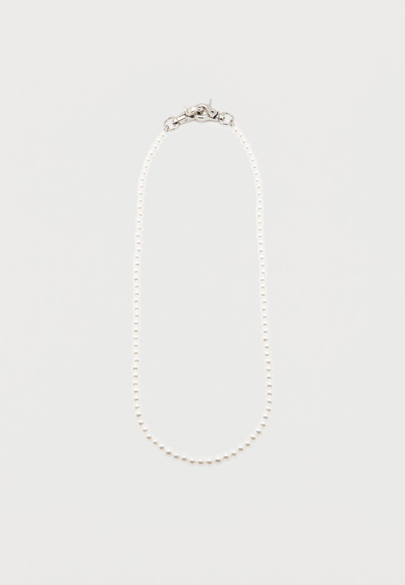 Μονή σειρά λευκού μαργαριταριού με ασημένιο κούμπωμα αστακού σε απλό λευκό φόντο.