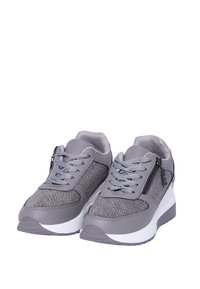 Scarpe da ginnastica grigie con dettagli in rete, accenti riflettenti, lacci e una cerniera laterale. Suola bianca con un leggero tacco. Finitura testurizzata.