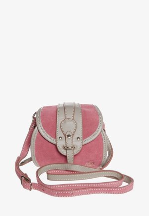 Lyserød ruskindstaske med en grå læderklap, der har en spænde-detalje, syede accenter og en aftagelig skulderrem.