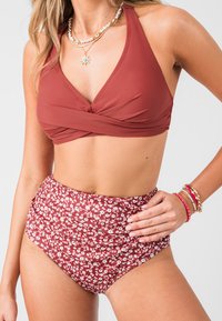 Dvoudílné plavky s halter-style topem v rezavé barvě s texturou a zkrouceným předním dílem a vysokými patterned spodními díly s květinovým potiskem.