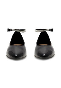 Černé lakované kožené boty s špičatou špičkou, kotníkovým páskem zdobeným lesklými rhinestones a hladkým, lesklým povrchem.