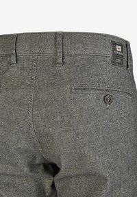 Grau eingestellte Stoffhosen mit einer strukturierten Webart, ausgestattet mit einer Gesäßtasche mit einem Knopf, einem Logopatch am Bund und Gürtelschlaufen.