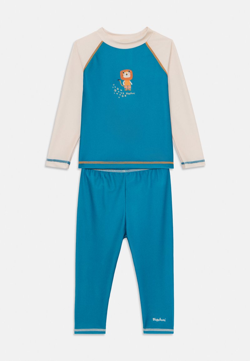 Otrodelni otroški kopalni set, ki vključuje dolgorokavni top v turkizni barvi z grafiko levčka in ustrezne raztegljive hlače. Poudarjen z bež detajli.