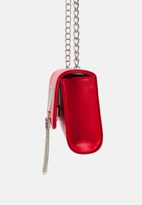 Borsa a tracolla in pelle sintetica rossa con una tracolla in catena argentata, design strutturato e texture liscia. Presenta un accento con nappina e hardware metallico.