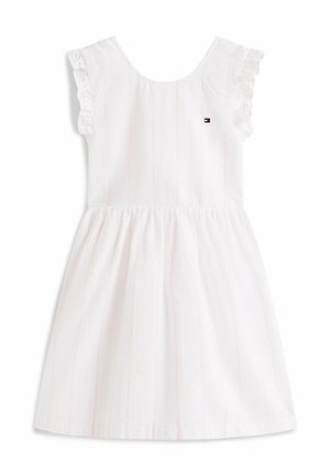 Robe blanche sans manches avec des détails à volants sur les épaules et un petit logo Tommy Hilfiger sur la poitrine, taille froncée, jupe arrivant au genou.