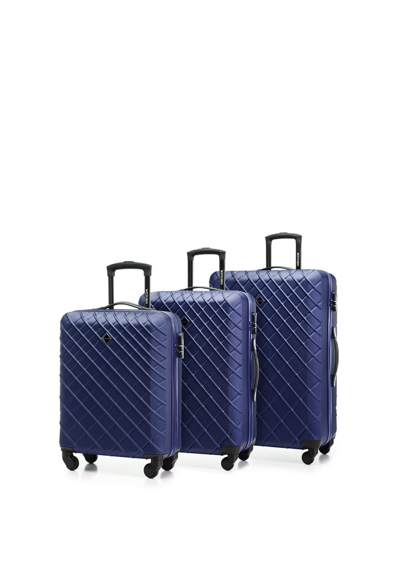 Drie harde koffers in marineblauw, met een ruitpatroon, zwarte handvatten en vier wielen voor gemakkelijke mobiliteit.