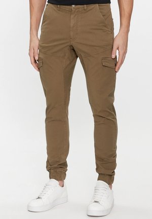 Guess NEW KOMBAT - Pantalones cargo - brown