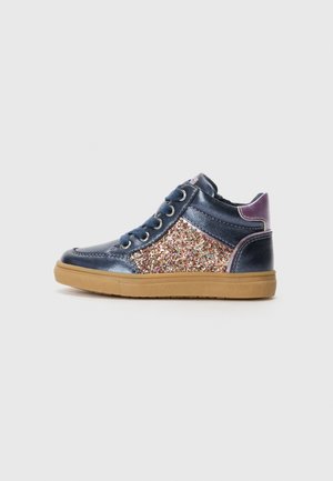 Marineblaue High-Top-Schuhe mit glitzernden pinken und goldenen Akzenten, glattem Ledertextur, Gummisohle und flachen Schnüren. Eigenschaften: gepolsterter Schaft.
