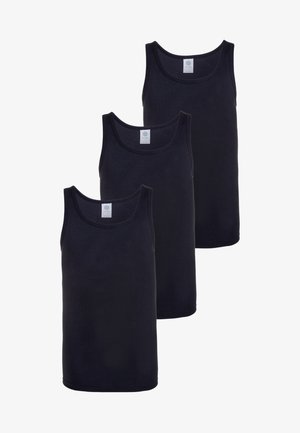 Três camisetas pretas de algodão sem mangas com alças largas, decotes arredondados e uma textura suave. Cada uma tem um pequeno rótulo perto do decote.