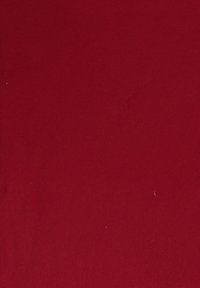 Tejido de un rojo profundo, textura suave, color uniforme sin patrones, sin hardware o acentos visibles. Adecuado para diversas aplicaciones en textiles.