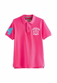 Ružová polo košeľa vyrobená z bavlny, s dvoma gombíkmi na léga. Na rukáve je biely nápis "SUPERDRY SPORTS" a modrá "4".