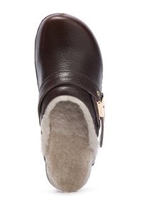 Zoccolo in pelle marrone scuro con fibbia dorata e morbido rivestimento in pelliccia beige all'interno, mostrato dall'alto su sfondo bianco.