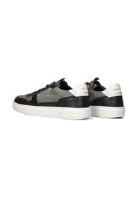 Zwarte en grijze sneakers met een bovenwerk van glad leer en mesh, een witte rubberen zool en subtiele branding op de hak.