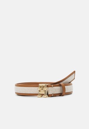 Ceinture en tissu tissé marron et beige avec des bords en cuir et une boucle double "T" dorée, posée à plat sur un fond blanc.