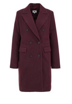Cappotto in lana borgogna con design doppiopetto, grandi bottoni neri, rever a punta e tasche laterali. Texture liscia e taglio di lunghezza media.