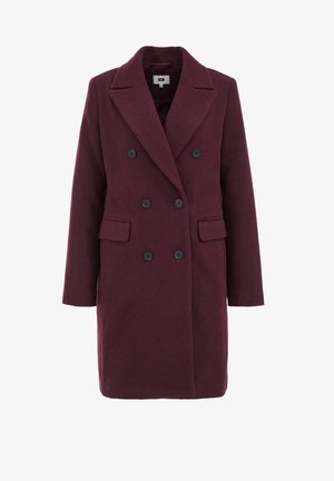 Manteau en laine bordeaux avec un design à double boutonnage, grandes boutons noirs, revers crantés et poches latérales. Texture lisse et coupe mi-longue.