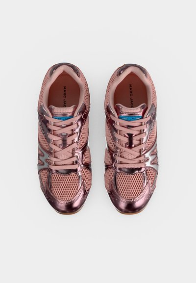 Baskets en mesh métallique rose avec lacets, de marque Marc Jacobs, vues de dessus sur fond blanc.